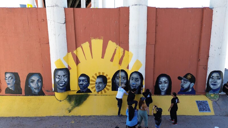 Creando un mural en honor a Martin Luther King