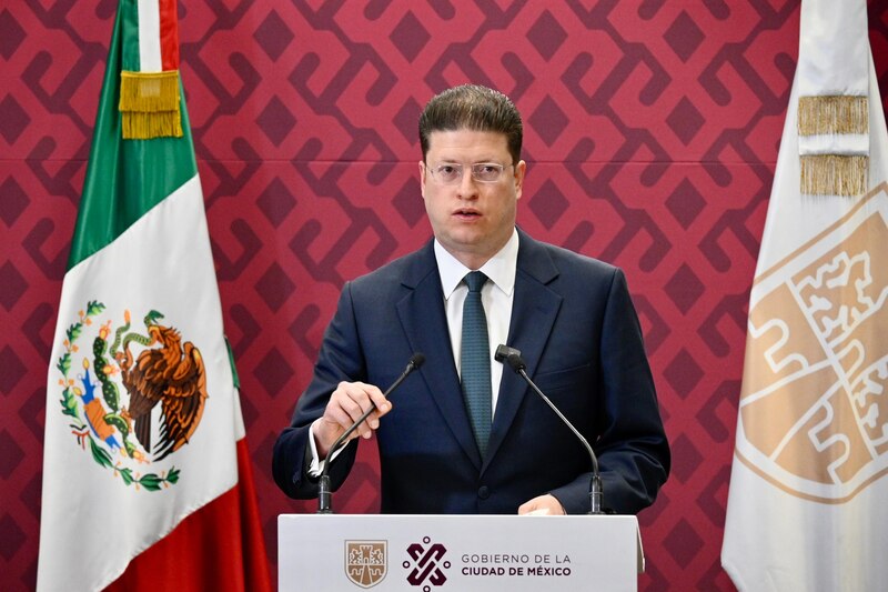 El canciller Marcelo Ebrard da un discurso en una conferencia de prensa.