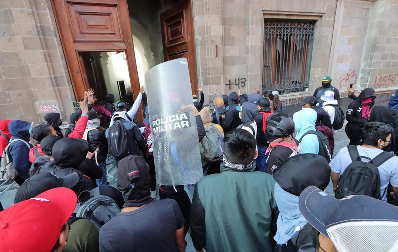 Enfrentamiento entre manifestantes y policías en México