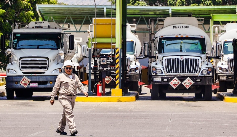 Mujer trabaja en una gasolinera