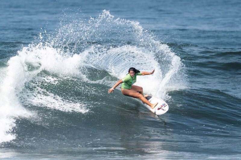 Surfista mujer en acción