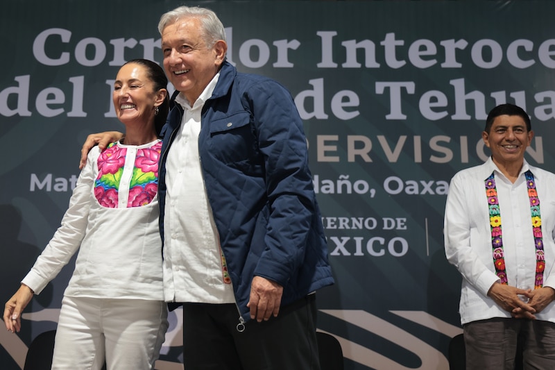 El presidente López Obrador y su esposa Beatriz Gutiérrez Müller en un evento público.