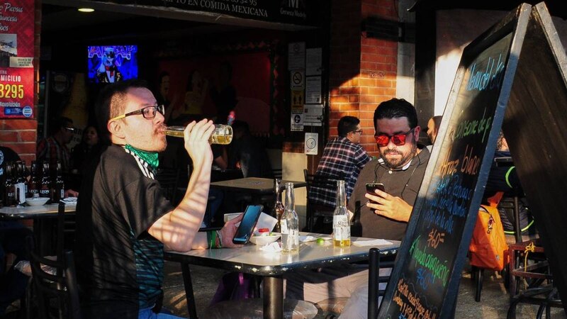 Dos hombres tomando cerveza en un restaurante