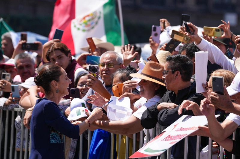 La presidenta Claudia Sheinbaum en el mitin del Zócalo capitalino saludando a los asistentes