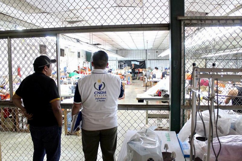 Trabajadores migrantes en una fábrica textil en México