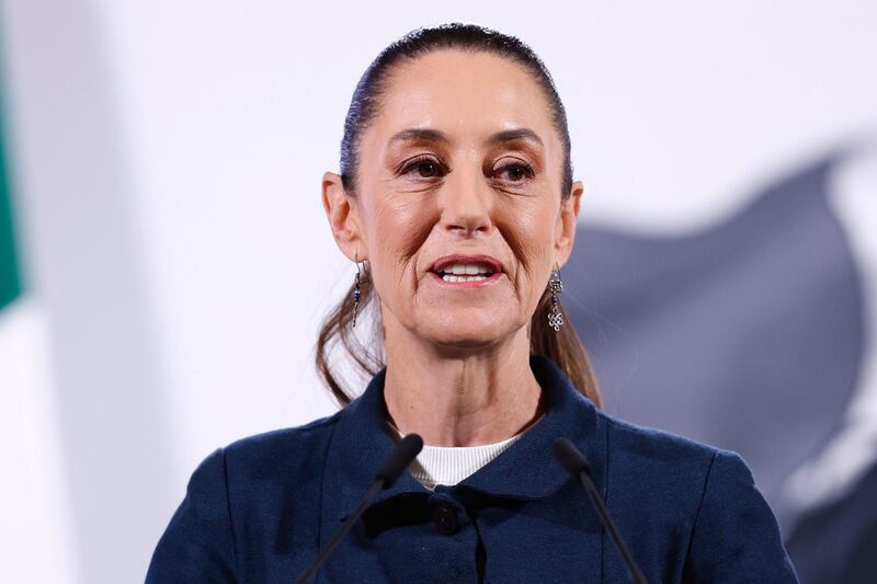 La jefa del Ejecutivo, Claudia Sheinbaum sostuvo que se esta trabajando en materia de seguridad en Sinaloa, respecto a la demanda de destitución del gobernador Rocha, señaló que ya no es como antes que presidencia decía a quien ponía o a quién quitaba