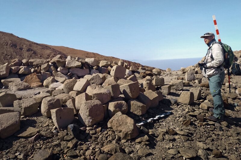 Arqueólogo trabajando en un sitio arqueológico