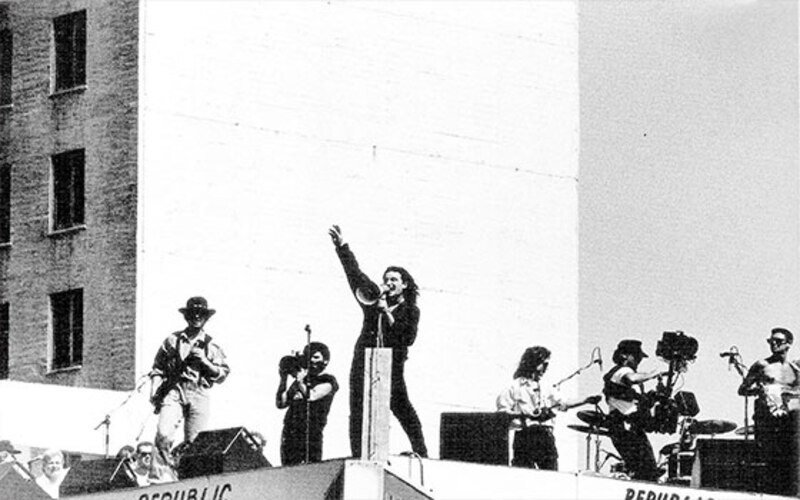 Concierto de rock en la azotea de un edificio