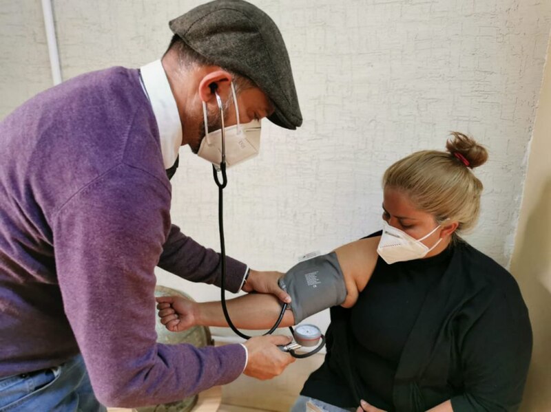 Médico tomando la presión arterial a una paciente