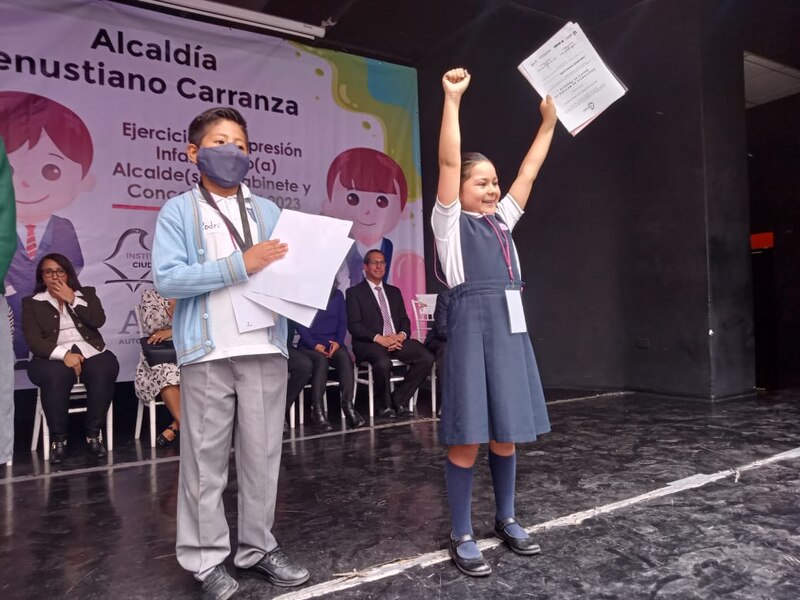 Niños reciben reconocimientos por su participación en el concurso de oratoria.