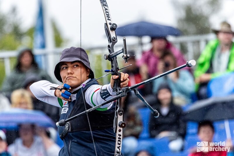 Mujer arquera apuntando con su arco