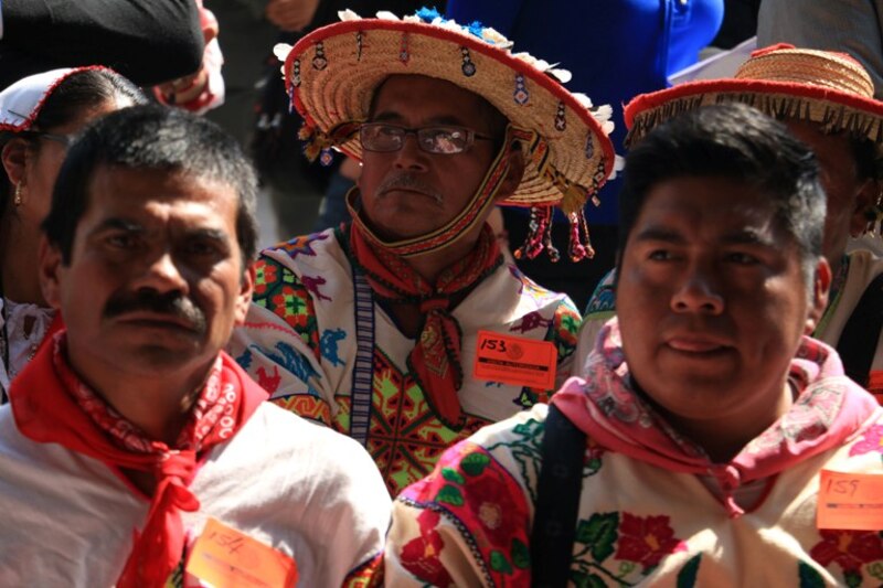 Indígenas mexicanos con vestimenta tradicional