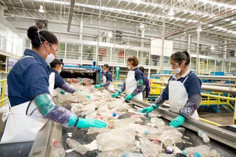 Mujeres trabajando en una planta de reciclaje