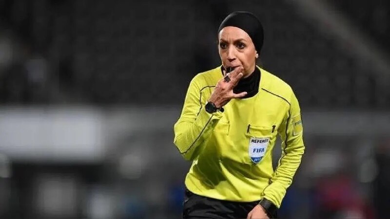 La árbitra iraní Sahar Bakhtiary pita un partido de fútbol