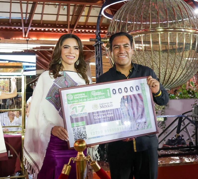 La directora general de Lotería Nacional, Olivia Salomón y el gobernador chiapaneco, Eduardo Ramírez Aguilar realizaron sorteo superior, en reconocimiento a la Reina Roja, mujer indígena maya