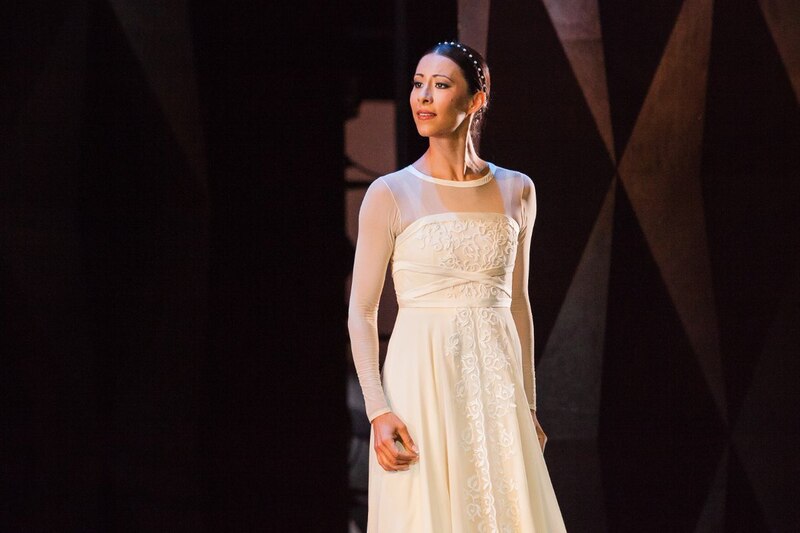 Bailarina de ballet en traje blanco
