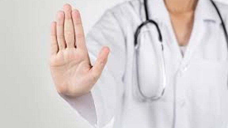 Doctora haciendo un stop con la mano