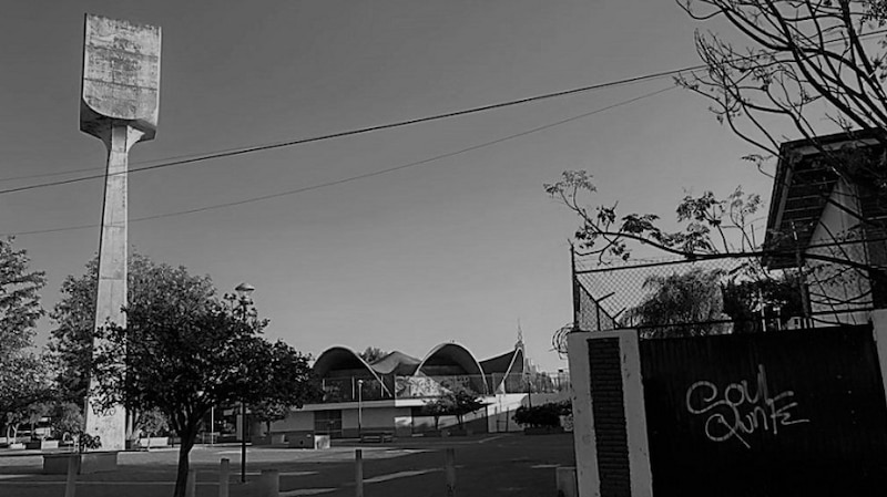 Un parque con una torre en blanco y negro