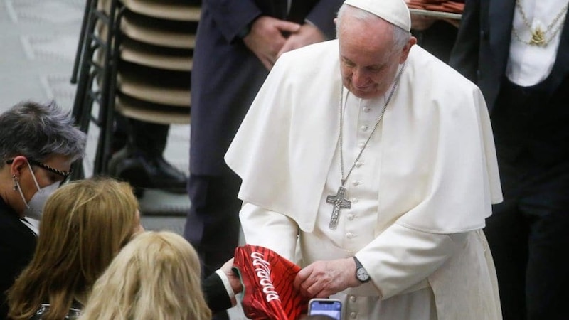 El Papa Francisco bendice una camiseta del Sevilla FC