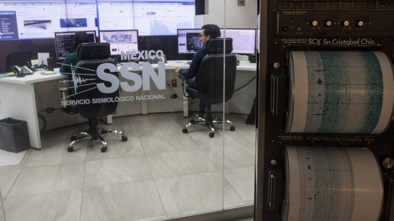 Title: Un científico mexicano monitorea la actividad sísmica en el Servicio Sismológico Nacional