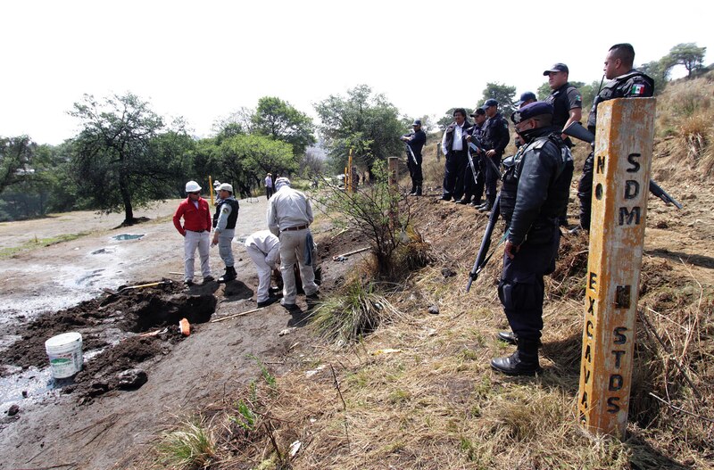 Policías vigilando de un ducto clandestino en la comunidad de San Francisco Tlaloc, municipio de San Matías Tlalancaleca estado de Puebla