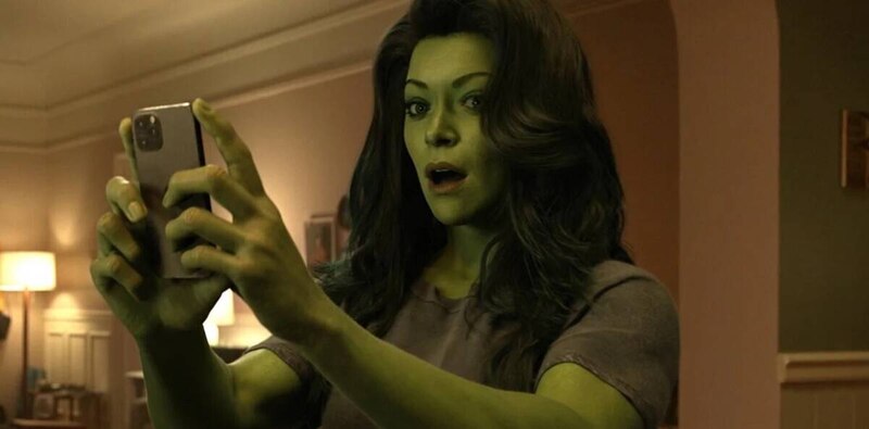 She-Hulk se sorprende al verse verde en el espejo