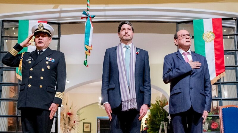 El presidente electo de Chile, Gabriel Boric, saluda a la bandera nacional durante la ceremonia de cambio de mando.