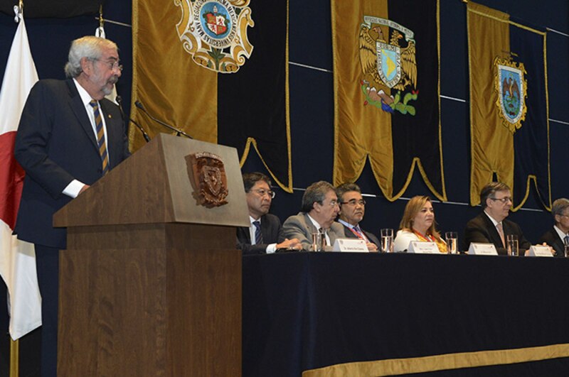 El Rector de la UNAM, Enrique Graue Wiechers, durante la ceremonia de entrega de doctorados honoris causa