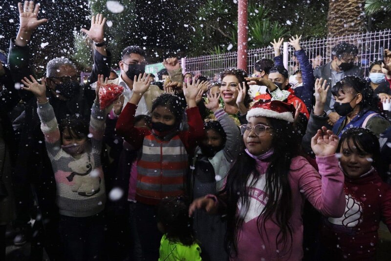 Niños jugando en la nieve en Navidad