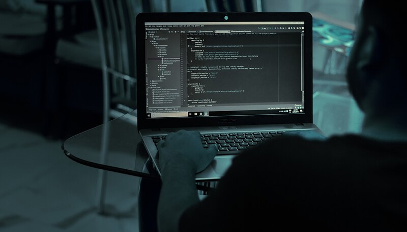Programador trabajando en código