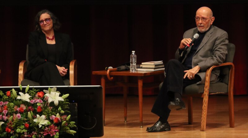 El escritor Mario Vargas Llosa en una conferencia