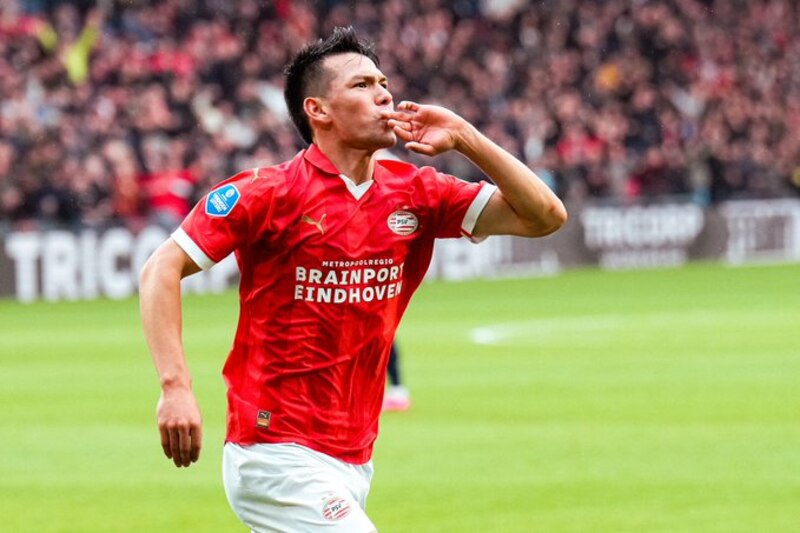 El jugador del PSV, Erick Gutiérrez, celebra un gol