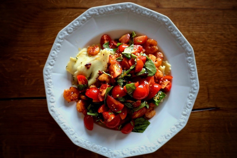 Camarones con pasta y ensalada de tomate