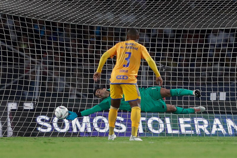 ¡Increíble atajada del portero!