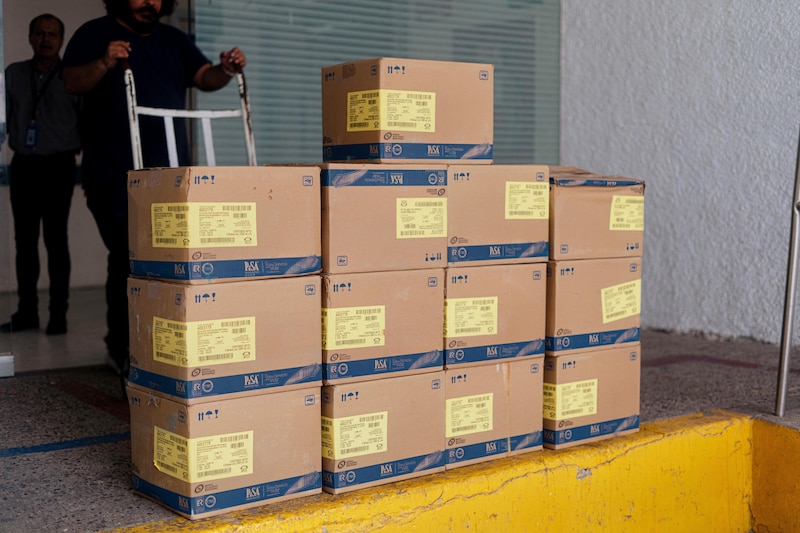 Cajas con bolsas de diálisis peritoneal donadas al IMSS de Puerto Vallarta