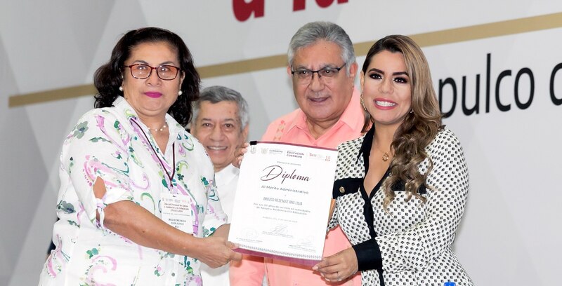 Entrega de diplomas a personal de apoyo y asistencia a la educación