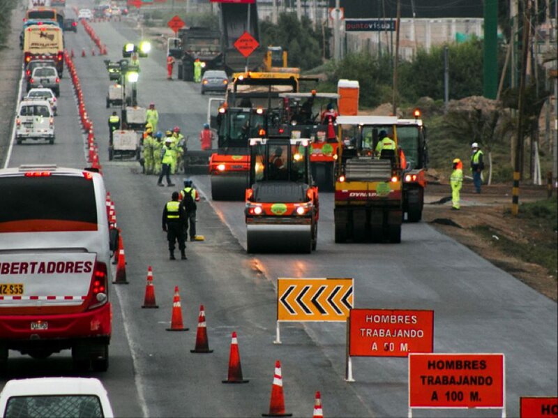 Trabajadores de la construcción en la carretera