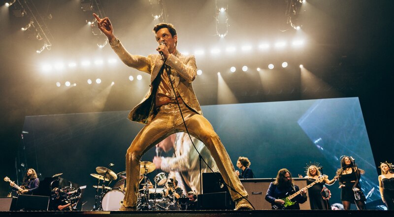 El vocalista de The Killers, Brandon Flowers, se presenta en concierto.