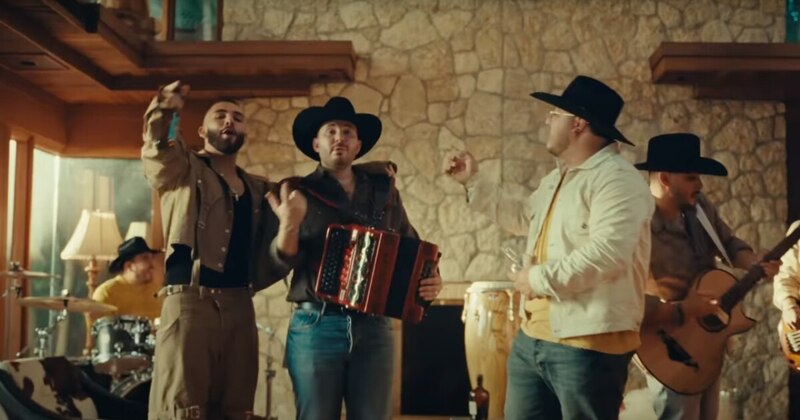 Banda cantando en una casa
