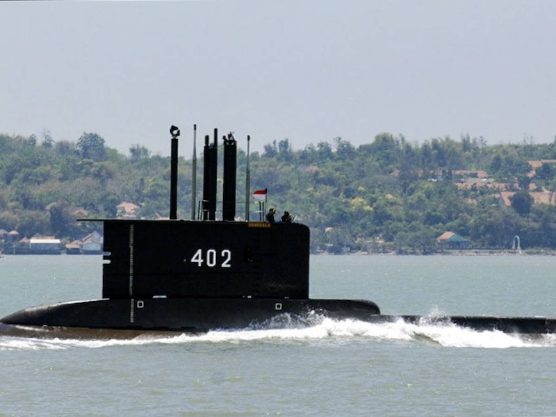 Submarino de la Armada Española navegando por la costa