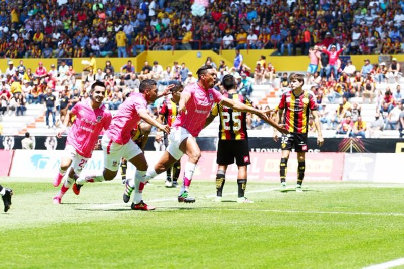 Jugadores de fútbol celebrando un gol