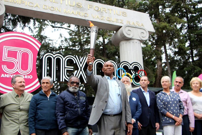 El pebetero olímpico es encendido en la ceremonia de clausura de los Juegos Olímpicos de México 1968.