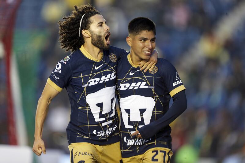 Jugadores de Pumas celebran un gol