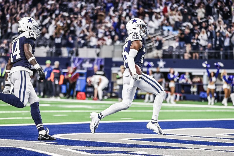 Jugador de los Cowboys Ezekiel Elliott corriendo para anotar un touchdown