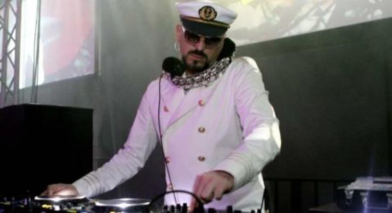DJ tocando música en una fiesta