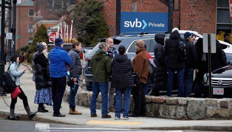 Protestan frente a sucursal bancaria