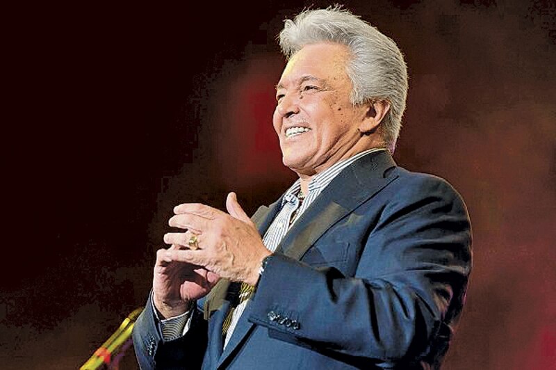 El cantante mexicano Vicente Fernández se presenta en concierto.