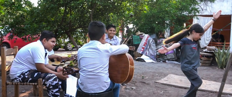 Niños tocando música en un patio