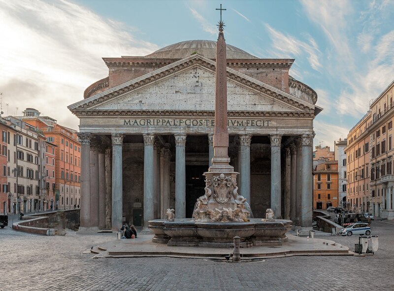 El Panteón de Agripa es un templo romano construido en el siglo II d.C. y dedicado a todos los dioses. Es uno de los edificios mejor conservados de la antigua Roma y es una de las atracciones turísticas más populares de la ciudad.