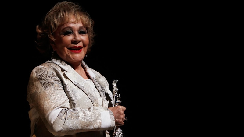 La actriz Silvia Pinal recibe un premio en el Festival de Cine de Venecia